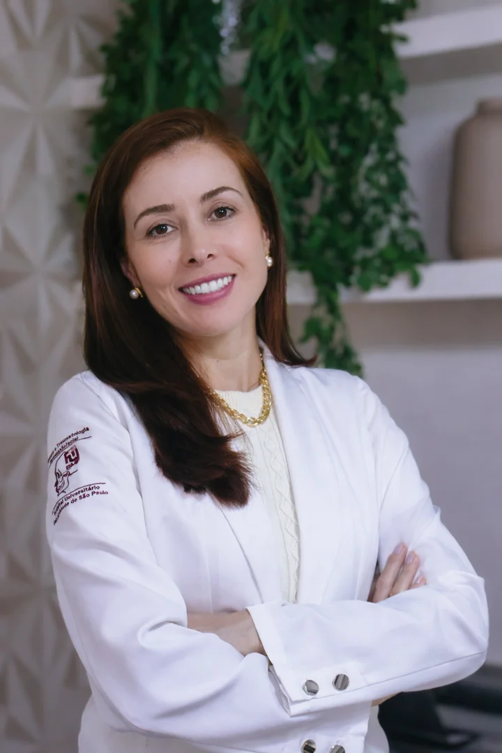 Dra. Monyque Cunha Trindade em retrato clínico